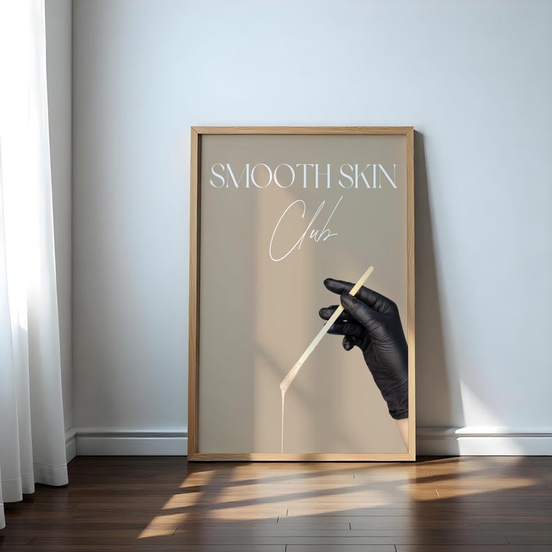 Op de afbeelding: Een ingelijst afdruk met een beige achtergrond en de tekst "SMOOTH SKIN Club" in wit. Een hand met een handschoen houdt een houten stok vast met een witte substantie die van het uiteinde druppelt.