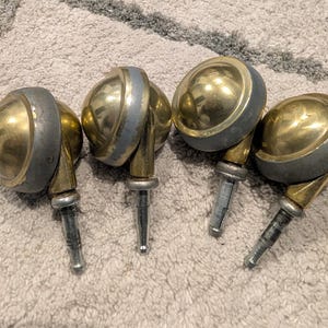 Roulettes de meubles vintage Shepherd en laiton (Ensemble de 4) | Roues de style MCM