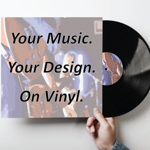 Puede incluir: Un disco de vinilo negro con un diseño abstracto colorido en la etiqueta. La etiqueta tiene el texto "Your Music. Your Design. On Vinyl."