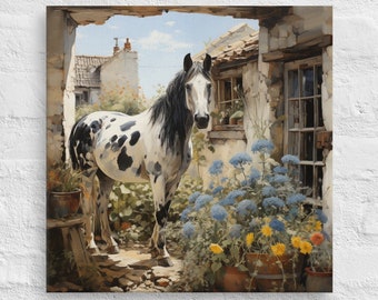 Puede incluir: Un caballo blanco y negro moteado se encuentra en un patio con un edificio de piedra en el fondo. El caballo está mirando directamente al espectador. Hay flores azules y amarillas en macetas en primer plano.