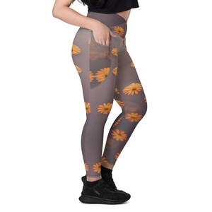 Levendige oranje bloemen op paarse watercrossover-legging met zakken - ontketen je gedurfde en artistieke stijl