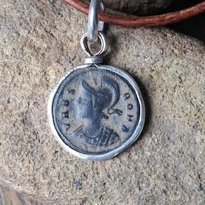 Authentieke Romeinse bronzen munthanger in sterlingzilver, keizer Constantijn 1e URBS ROMA