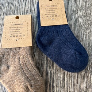 Cashmere baby socks 0-2 years navy / beige image 2