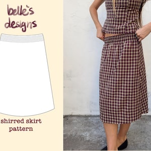 Op de afbeelding: Een midi-rok met een donkerbruin en crèmekleurig ruitpatroon en een elastische, geplooide tailleband. De afbeelding bevat een technische lijntekening van de rok en de tekst "belle's designs" en "shirred skirt pattern".