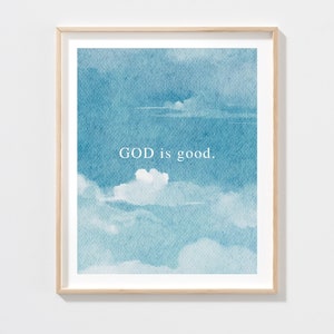 Könnte beinhalten: Ein Aquarellbild eines blauen Himmels mit weißen Wolken. Der Text "GOD is good." ist in Weiß auf den Himmel geschrieben.