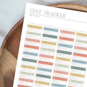 Op de afbeelding: Een printbare vastenkalender met dagelijkse Bijbelteksten voor elke dag van de vasten, van 14 februari tot 22 maart. De kalender is georganiseerd in een rasterformaat, waarbij de datum en Bijbelverwijzing van elke dag in een kleurrijk vakje staan.