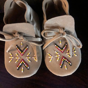 &quot; Kinder / Neugeborene Traditionelle &quot;&quot;Phoenix&quot;&quot; Perlen Mokassins -Buckskin.&quot;