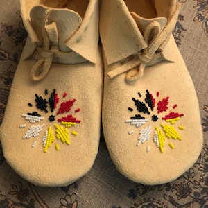 &quot;Kinder Traditionelle &quot;&quot;Sunburst&quot;&quot; Perlen Mokassins - Hirschleder.&quot;