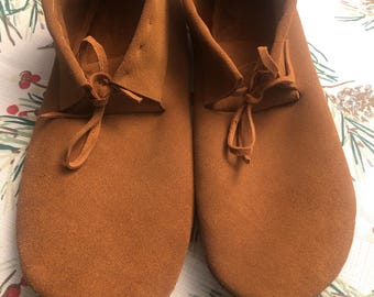 Mocasines tradicionales: piel de vaca curtida o piel de ciervo curtida alemana.