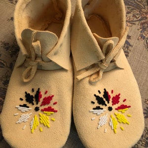 Mocasines tradicionales "Sunburst" con cuentas, hechos a mano - Piel de ante