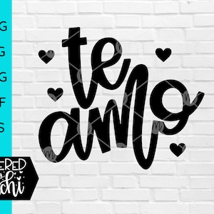 Puede incluir: Diseño gráfico en blanco y negro con el texto "te amo" en una fuente estilizada. El texto está rodeado de pequeños corazones.