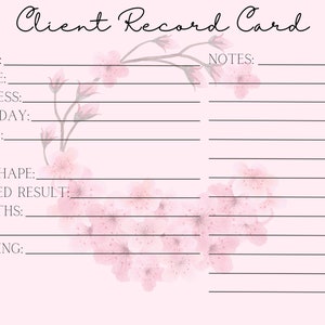 Può includere: Una scheda di registrazione clienti rosa con un design floreale. La scheda ha campi per nome, telefono, indirizzo, data di nascita, e-mail, forma degli occhi, risultato desiderato, lunghezze, ricciolo, mappatura e note.