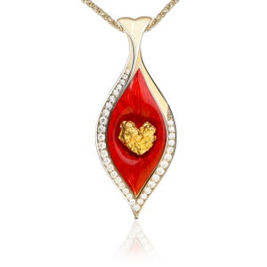 Unique au monde! Incroyable pendentif avec diamants, pépite d'or en forme de cœur et émail rouge.