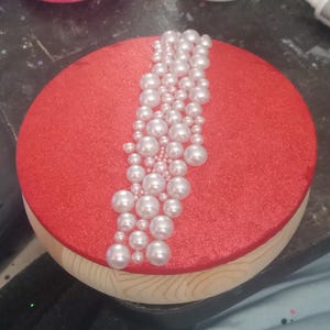 Boîte à bijoux faite main en perles blanches scintillantes rouges