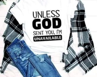 Pode incluir: Camiseta branca com texto preto que diz "A menos que Deus te tenha enviado, não estou disponível."