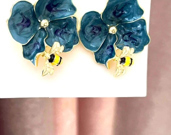 Fiore blu scuro con orecchini a bottone a forma di ape carina Orecchini a forma di fiore di orchidea blu in metallo Regalo da donna Dolce regalo per moglie e donne