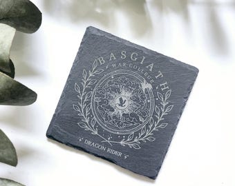 Dessous de verre gravés en ardoise d'inspiration Fourth Wing Basgaith