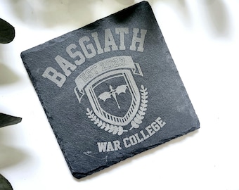 Dessous de verre carré gravé en ardoise avec logo Fourth Wing Basgaith College