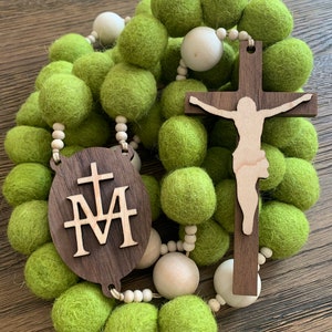 Rosario de pared hecho a mano con bolas de fieltro de lana: decoración católica para el hogar