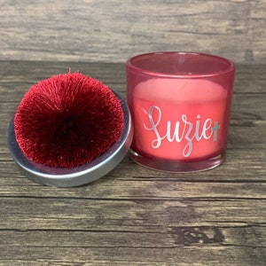 Personalisierte katholische Kerze mit Pom Pom Deckel | Katholische Duftkerze | Katholische Wohnkultur | Personalisiertes katholisches Geschenk | Katholischer Teenager