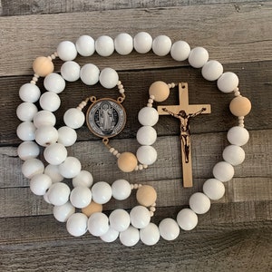 Witte grote houten rozenkrans | Muurrozenkrans Sint-Benedictus | Handgemaakte katholieke grote rozenkrans | Katholiek woondecoratie | Katholiek huwelijkscadeau