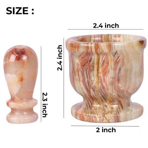 Puede incluir: Un juego de mortero y maja de piedra natural. El mortero mide 6,1 cm de alto y 5,1 cm de ancho, y la maja mide 5,8 cm de alto. El juego presenta una mezcla de colores beige, marr&oacute;n y marr&oacute;n rojizo.