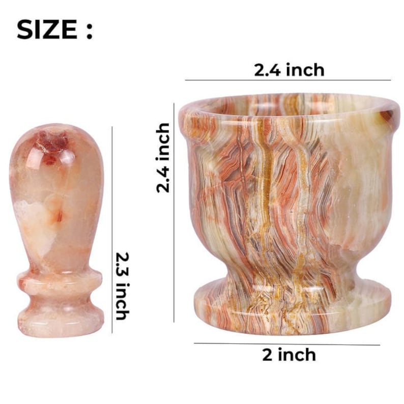 Puede incluir: Un juego de mortero y maja de piedra natural. El mortero mide 6,1 cm de alto y 5,1 cm de ancho, y la maja mide 5,8 cm de alto. El juego presenta una mezcla de colores beige, marr&oacute;n y marr&oacute;n rojizo.