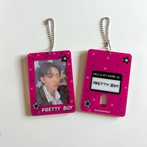 Porta-cartões de acrílico inspirado na música "pretty boy" do K-pop | p1harmony