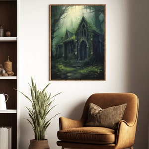 Pu&ograve; includere: Una stampa incorniciata di un edificio gotico ricoperto di vegetazione, ambientato in una foresta nebbiosa. L'opera d'arte presenta una tavolozza di colori scuri con sfumature di verde, marrone e grigio. La stampa &egrave; esposta in un soggiorno con una poltrona in pelle marrone e una pianta in vaso.