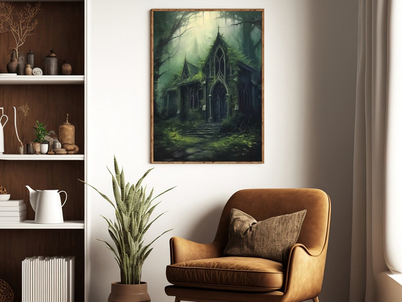 Pu&ograve; includere: Una stampa incorniciata di un edificio gotico ricoperto di vegetazione, ambientato in una foresta nebbiosa. L'opera d'arte presenta una tavolozza di colori scuri con sfumature di verde, marrone e grigio. La stampa &egrave; esposta in un soggiorno con una poltrona in pelle marrone e una pianta in vaso.