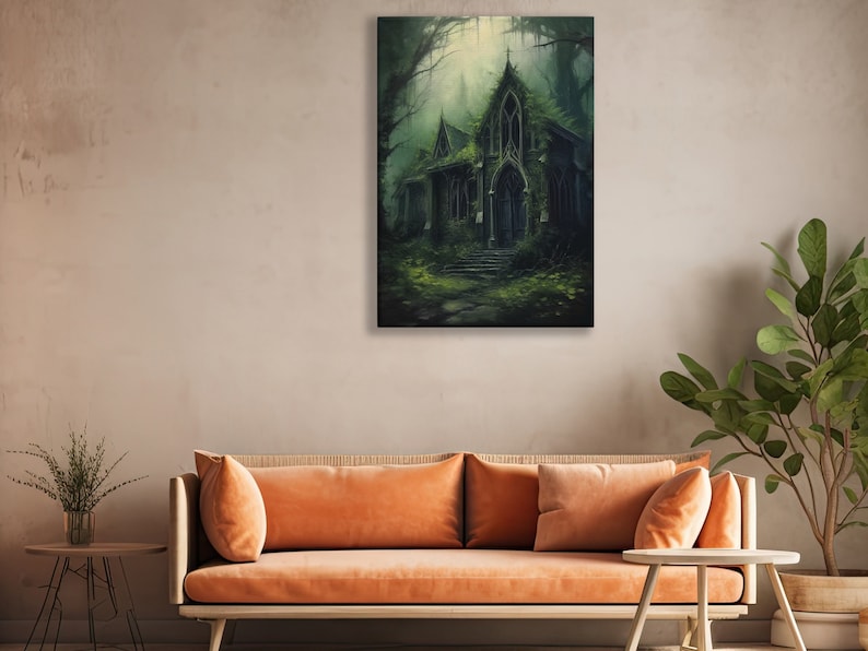 Pu&ograve; includere: Una stampa artistica di un edificio in stile gotico, ricoperto di vegetazione, in una foresta oscura. L'opera d'arte presenta in dettaglio le finestre e le porte ad arco dell'edificio. La tavolozza dei colori &egrave; dominata da verdi e toni scuri.