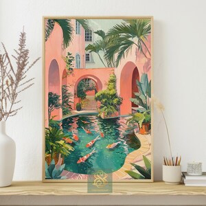 K&ouml;nnte beinhalten: Ein gerahmter Kunstdruck zeigt eine ruhige Hofszene. Das Kunstwerk zeigt einen Koi-Teich mit orangefarbenen Fischen, umgeben von &uuml;ppigem Gr&uuml;n und pfirsichfarbenen Torb&ouml;gen. Der Stil erinnert an ein tropisches Resort.