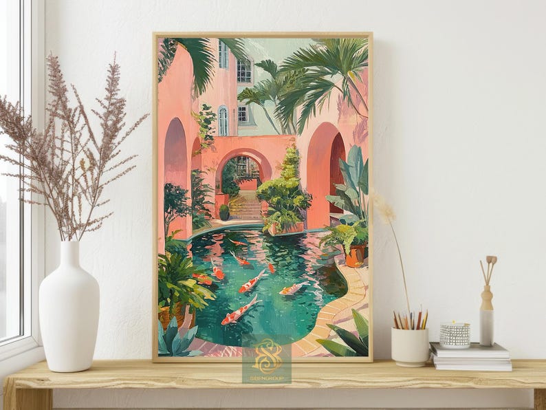 K&ouml;nnte beinhalten: Ein gerahmter Kunstdruck zeigt eine ruhige Hofszene. Das Kunstwerk zeigt einen Koi-Teich mit orangefarbenen Fischen, umgeben von &uuml;ppigem Gr&uuml;n und pfirsichfarbenen Torb&ouml;gen. Der Stil erinnert an ein tropisches Resort.