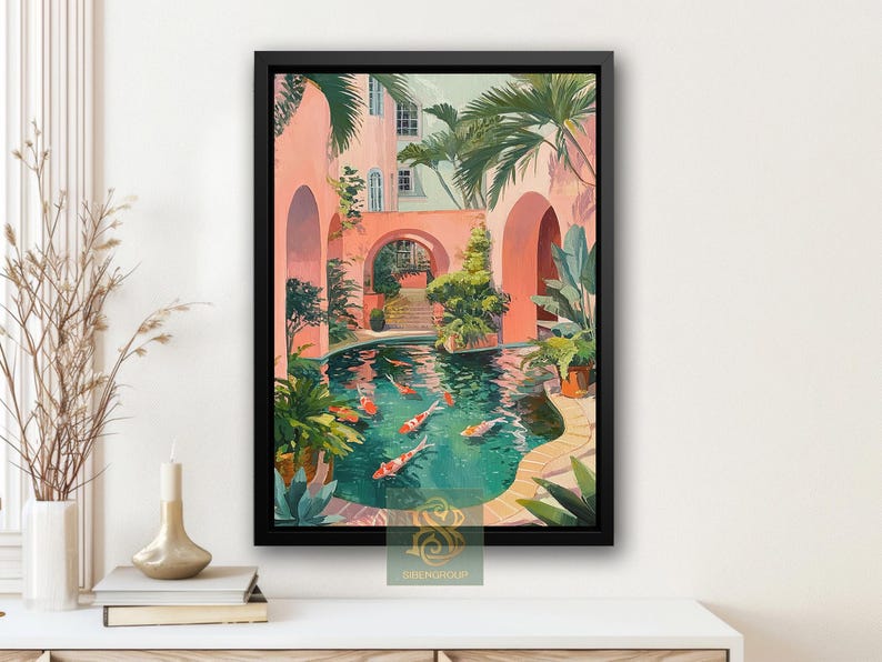 K&ouml;nnte beinhalten: Gerahmter Kunstdruck, der eine ruhige Hofszene darstellt. Das Kunstwerk zeigt einen Koi-Teich mit bunten Fischen, umgeben von &uuml;ppigem Gr&uuml;n, rosa B&ouml;gen und einem Geb&auml;ude im Hintergrund. Die Gesamt&auml;sthetik erinnert an eine ruhige, sonnenverw&ouml;hnte Oase.