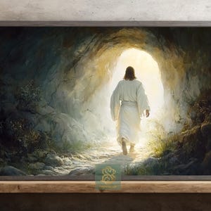 Peut inclure: Une œuvre encadrée représente une figure en robe blanche marchant vers une lumière vive émanant d'une ouverture de grotte. La peinture a une qualité douce et éthérée avec des verts, des bleus et des bruns sourds. L'œuvre est exposée sur une étagère en bois.