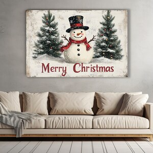K&ouml;nnte beinhalten: Eine Weihnachtskarte im Vintage-Stil mit einem Schneemann mit rotem Schal und schwarzem Zylinder, der zwischen zwei schneebedeckten Kiefern steht. Die Karte tr&auml;gt den Text "Merry Christmas" in roten Buchstaben.