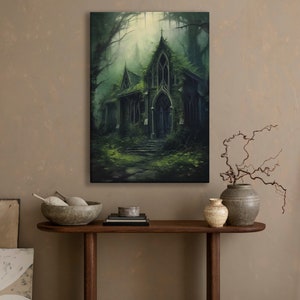 Pu&ograve; includere: Stampa su tela raffigurante un edificio in stile gotico ricoperto di vegetazione, ambientato in una foresta nebbiosa. L'opera d'arte utilizza una tavolozza di colori scuri con sfumature di verde e grigio, creando una scena misteriosa.