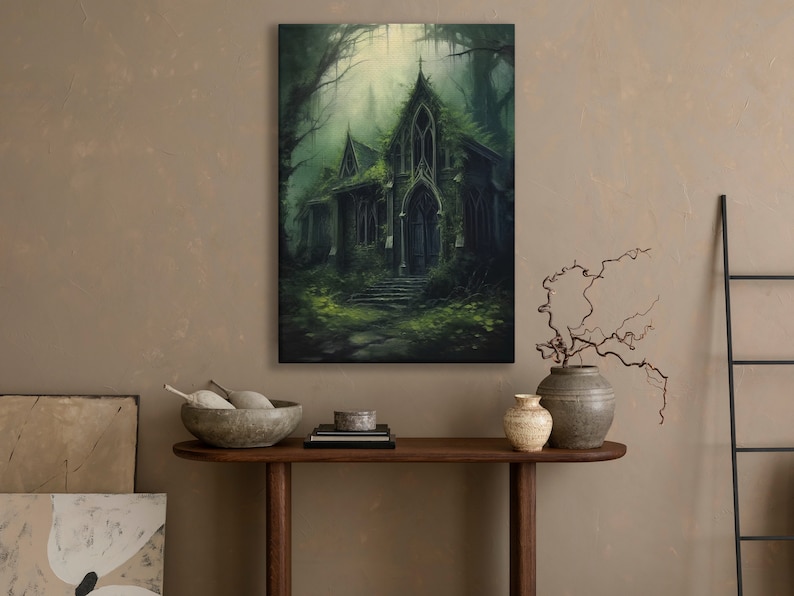 Pu&ograve; includere: Stampa su tela raffigurante un edificio in stile gotico ricoperto di vegetazione, ambientato in una foresta nebbiosa. L'opera d'arte utilizza una tavolozza di colori scuri con sfumature di verde e grigio, creando una scena misteriosa.