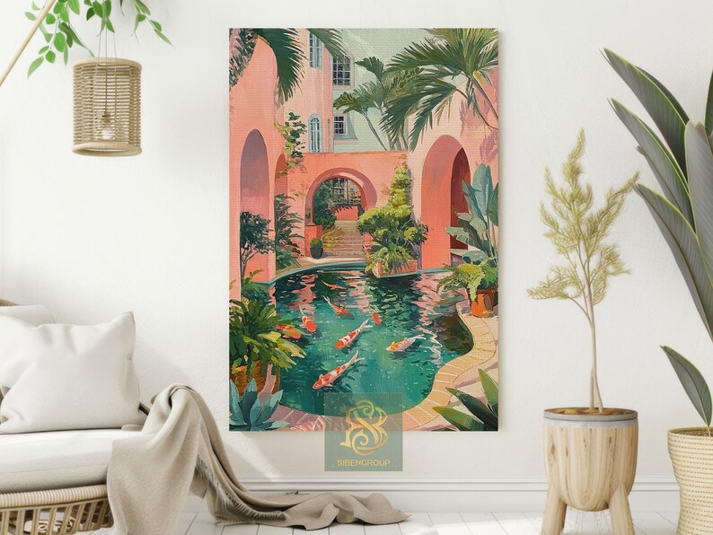 K&ouml;nnte beinhalten: Ein lebendiges Gem&auml;lde zeigt eine ruhige Hofszene. B&ouml;gen umrahmen einen Pool mit Kois, umgeben von &uuml;ppigem Gr&uuml;n und Topfpflanzen. Das Kunstwerk zeigt eine Palette aus Korallen, T&uuml;rkis und Gr&uuml;n und schafft eine ruhige, einladende Atmosph&auml;re. Der Stil erinnert an ein tropisches Resort.