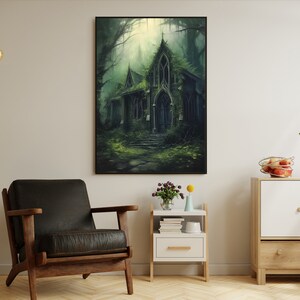 Pu&ograve; includere: Una stampa artistica incorniciata raffigura una chiesa gotica avvolta in una foresta verdeggiante. L'opera d'arte presenta una tavolozza di colori scuri con sfumature di verde, grigio e nero, creando una scena misteriosa. La chiesa ha un arco a sesto acuto e una croce.
