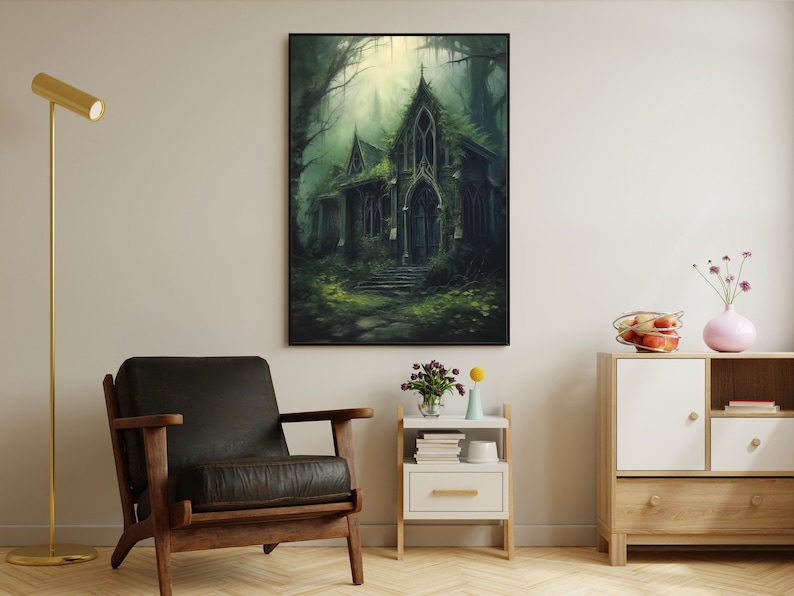 Pu&ograve; includere: Una stampa artistica incorniciata raffigura una chiesa gotica avvolta in una foresta verdeggiante. L'opera d'arte presenta una tavolozza di colori scuri con sfumature di verde, grigio e nero, creando una scena misteriosa. La chiesa ha un arco a sesto acuto e una croce.