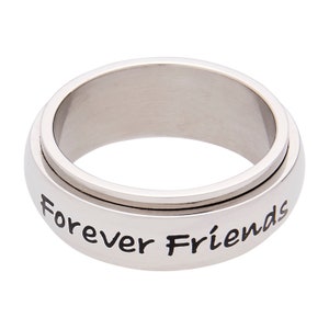 Peut inclure: Une bague tournante en argent avec les mots "Forever Friends" grav&eacute;s sur la bande.