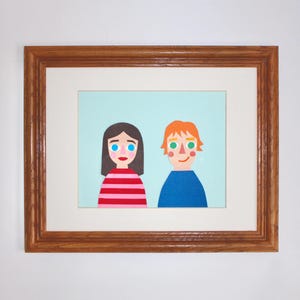 Pode incluir: Uma obra de arte em colagem de papel emoldurada apresentando duas figuras estilizadas contra um fundo azul claro. A figura à esquerda tem cabelo escuro e uma camisa listrada de vermelho e rosa. A figura à direita tem cabelo laranja e uma camisa azul.