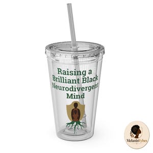 Peut inclure: Gobelet en plastique transparent avec couvercle et paille. Le gobelet porte l'inscription "Raising a Brilliant Black Neurodivergent Mind" en vert. Un graphique d'une personne et de racines se trouve en dessous du texte. Petit logo à droite.