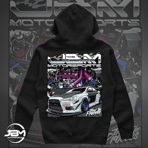 Puede incluir: Sudadera con capucha negra con un estampado gráfico blanco y gris de un motor de coche y el texto "JBM MOTORSPORTS" y "Trust the Process".