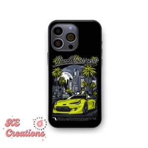 Peut inclure: Coque de téléphone noire avec une voiture jaune et des palmiers sur une rue de ville la nuit. Le texte "Jdm Motorsports" est imprimé sur la coque.