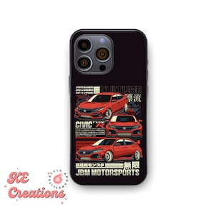 Peut inclure: Une coque de téléphone noire avec une illustration rouge d'une Honda Civic Type R. La coque présente du texte japonais qui se lit comme suit : "CULTURE", "CIVIC TYPE R", "漂流", "高性能モンスタ", "無限", et "JBM MOTORSPORTS".