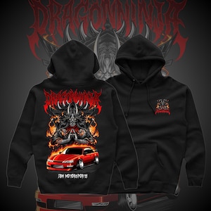 Puede incluir: Sudadera con capucha negra con un diseño gráfico. El diseño incluye el texto "DRAGONNINJA" en rojo, una figura demoníaca y un coche deportivo rojo. También hay un diseño más pequeño en la parte delantera de la sudadera.