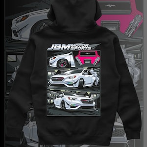 Puede incluir: Sudadera con capucha negra con un gr&aacute;fico blanco de un coche y el texto "JBM MOTOR SPORTS".