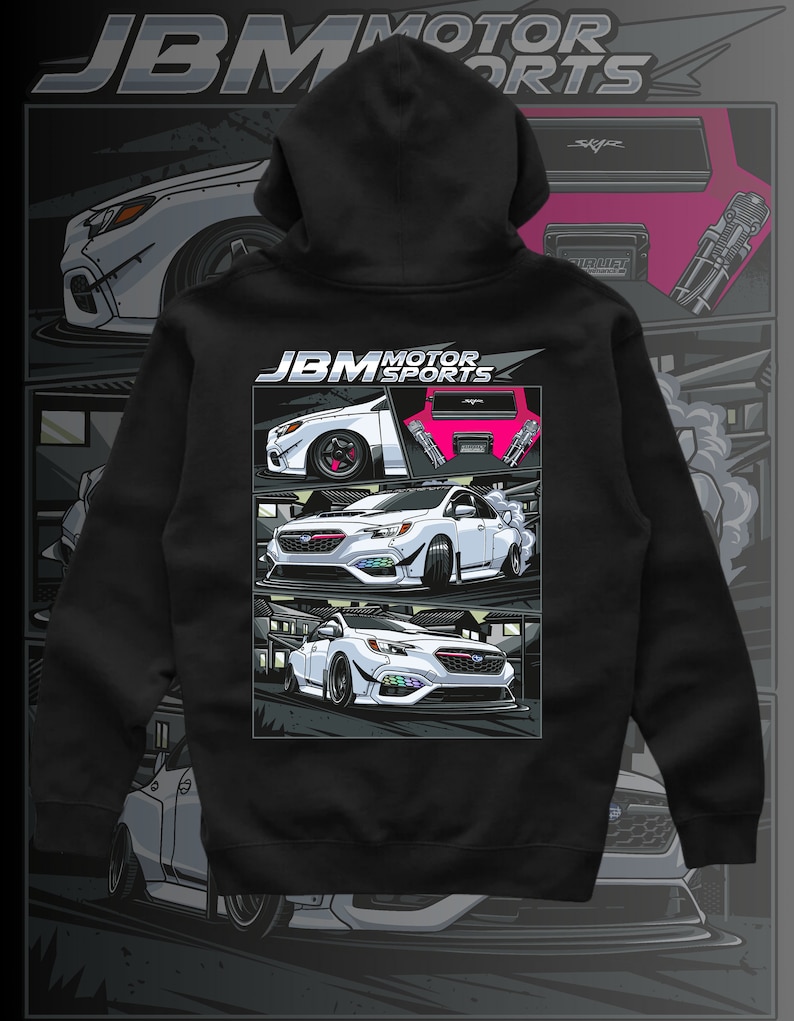 Puede incluir: Sudadera con capucha negra con un gr&aacute;fico blanco de un coche y el texto "JBM MOTOR SPORTS".